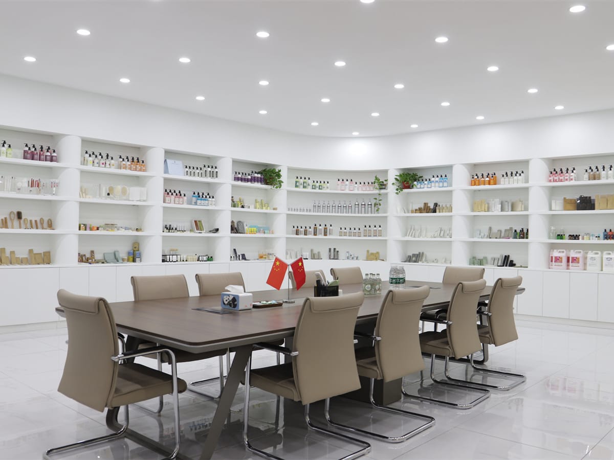 Yunastral sample showroom displaying hotel amenity bottles and kits